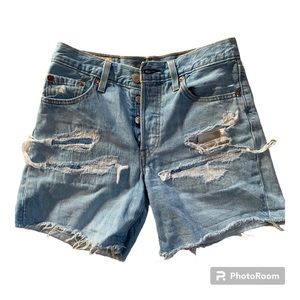 LEVIS SHORTS SIZE 24